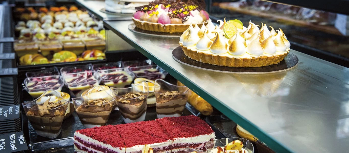 Άνδρας μπήκε σε ζαχαροπλαστείο στο Βόλο και ξεκίνησε να πετάει πάστες στους υπαλλήλους!